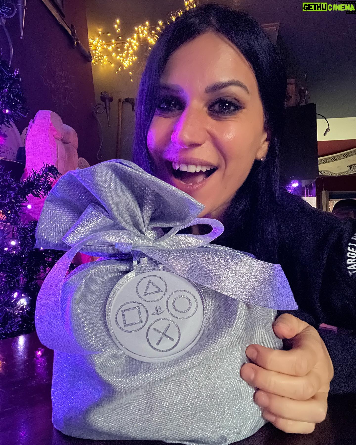 Cristina Scabbia Instagram - Glad that @playstationit chose @makeawishitalia for this special gift 🎄 Hope you guys are having happy holidays so far… if you don’t, remember you are never alone 🖤 (Scroll for @chris.vidarr photobomb)