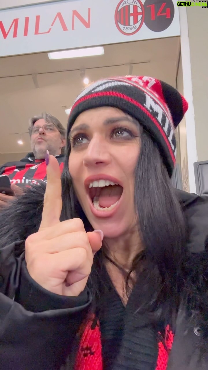 Cristina Scabbia Instagram - Recap (da guardare fino alla fine) di una S erata davvero top a San Siro a supportare il @acmilan insieme ad @andrea_ferro_official @liviocantagallo e @marco_giannatiempo ♥️🖤 Portare a casa la vittoria con un bel 3 a 0 sul Rennes é stato seriamente emozionante… da rifare! Grazie mille a @efootball e @konami_ita per il graditissimo invito ed il trattamento super! Forza Milan! E voi, per che squadra tifate? #sempremilan #konami #eFootball #invitedby