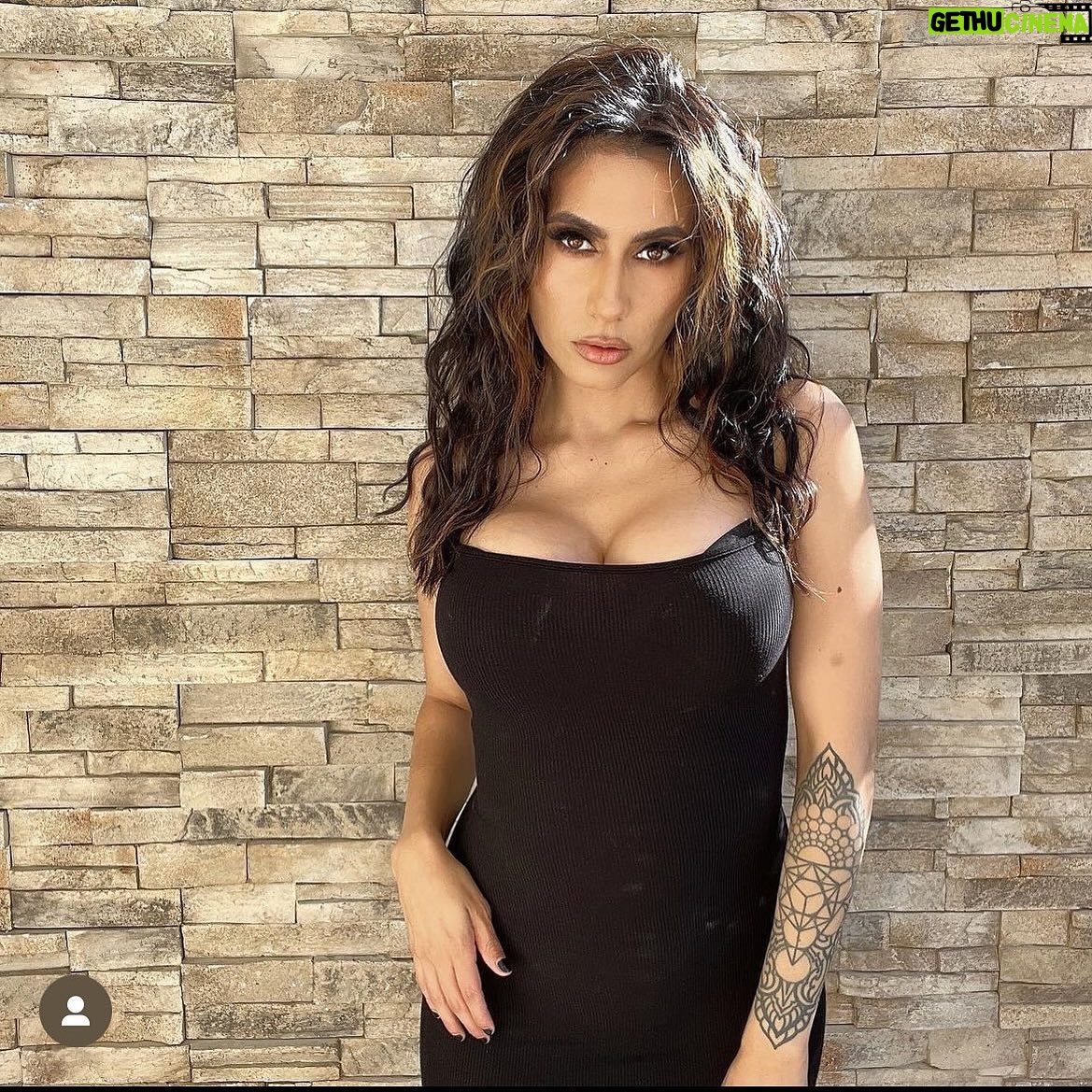 Cristina Valenzuela Instagram - See you soon Columbus ❤️ Signing Saturday and Sunday and I’ll be at the Gabriel and the Guardians panel! Pic from last year