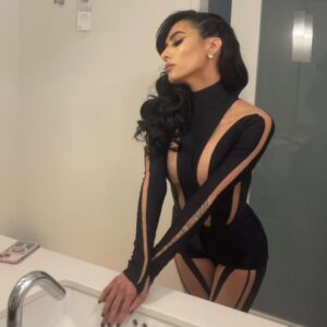 Cristina Valenzuela Instagram - At the Game Awards repping Tulin in Tears of the Kingdom, Bennett and Xingqiu in Genshin, and Nitara in Mortal Kombat 1 ❤️❤️
Makeup by @daisydennismua