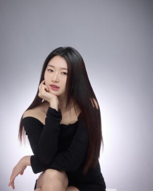 Crystal Yen Instagram - #crystalyenlife 
好久沒有來點自己
很喜歡最近的生活
滿滿的幸福與富足

很多人問帶嬰會不會覺得少了自己
我完全不會
反而覺得原來自己有這樣的面向跟感受
而且更享受這樣的生活
快樂到有點瘋狂的地步？

結果照片分享了自己
文字還是脫離不了🌞🍑
嘻嘻

Photographer/ @axkuan 
Makeup & hair/ @vangela