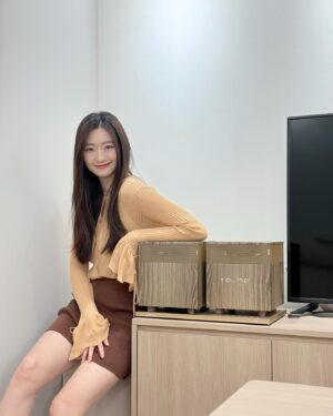 Crystal Yen Instagram - #crystalyenlife 
整理家裡時把老舊的好多隻沒在用的音響組淘汰了
換了一組可以連AirPlay、藍芽、WiFi 及數位光纖等音訊都沒問題的超美音響
木質紋路超美設計已經分不清楚是音響還是裝飾品
剛好跟新家色系裝潢很搭( ⑉¯ ꇴ ¯⑉ )
超低音或是中高音色的表現超好
不管看電影還是聽音樂效果都很讚( ੭˙ᗜ˙)੭
喜翻～～

@aerix_co @aerix_taiwan
#DuetSpeaker #AerixDuet