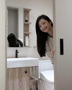 Crystal Yen Instagram - #crystalyenlife 
老屋大改造-衛浴篇🚽

擁有一個漂亮又好使用的衛浴真的是我夢寐以求的事情！不管看房子還是參觀別人家，我都很愛看別人的衛浴( 𖥦 )

當初決定要翻新原本的舊屋時，第一個想砍掉重練的就是廁所了，大家可以直接跳到最後一張BA圖就知道它多麼欠換(ᯅ̈ )除了衛浴設備老舊以外，二十幾年前也沒有裝乾燥機，整個環境都潮濕泡著，沒有乾濕分離的狀況下一直在跟發霉抗爭…所以當要改造老屋時，我們就決定要把廁所做成乾濕分離的空間，並且加上暖風乾燥機！這樣冬天我也沒有理由再因為怕冷不想洗頭𓁹‿𓁹

因為兩間廁所的空間都很有限，僅僅只有一坪的大小，在空間的運用上其實很難安排，要在有限的空間還能舒服的使用，又要漂亮根本不可能的任務！但我找到OVO京典衛浴 @ovotoilet 讓我實現了這個夢想ヽ(‘ ∇‘ )ノ

我們主浴使用OVO黑色的五金搭配木紋的鏡櫃和盆櫃，質感現代又率性；客浴使用的是銀色的五金搭配白配木紋的盆櫃，簡約優雅又有氣質！牆面跟地板的部份我使用奶油色無縫地坪的塗料，沒想到兩間雖然使用不同五金的顏色，但都很適合奶油風塗料～

除了美觀外，小小坪數裡還是必備的收納空間都可以在OVO京典衛浴的展示間找到，我們選擇了鏡櫃、盆櫃跟置物平台，以及淋浴間裡的收納籃可以完整的做收納～最讚的是還可以客製化樣式跟配色～

另外！免治馬桶也是我們這次挑選的重點！除了可以加熱讓冬天不用再怕上廁所屁股會冰冰的！還可以水洗屁屁好乾淨ꈍ .̮ ꈍ

現在有了舒服的衛浴空間，光是上廁所心情都很好～看著照片真的差別太大好有成就感(≧▽≦)事實證明只要有心跟找到適合的設計，儘管空間狹小還是可以達到心中的滿分ヾ(*´∀｀*)ﾉ

#OVO京典衛浴 #京典衛浴
#衛浴 #衛浴設計 #衛浴設備 #衛浴用品
#室內設計 #室內裝潢 #居家設計 #老屋翻新
