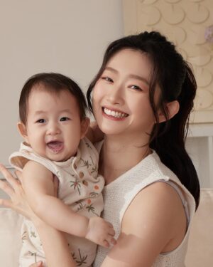 Crystal Yen Instagram - #crystalyenlife #哈嘍小楊桃🌞🍑 
最近最常講的話應該是「媽媽真的好愛好愛你♡」、「你真的太可愛了吧！」、「可以告訴我你可愛的秘訣嗎？」ꉂꉂ(ᵔᗜᵔ◍)

很多全新的感受真的要實際成為媽媽，並且陪伴、養育寶寶才會出現，最深刻的感受莫過於孩子的安全與健康，什麼都想要給他最好的，甚至可以為了他做任何事情！每次想到這就會泛淚…覺得自己還有好多好多的愛想要全部都給他( ᵒ̴̶̷᷄꒳ᵒ̴̶̷᷅ )

從小楊桃出生後真的時常內心充滿感謝，感謝生產過程一切順利，感謝新生兒篩檢一切正常，原本以為懷孕期間的總總檢查過關就已經擔心完了，才發現小楊桃出生後才是真正各種擔心的開始( ºﾛº)謝謝小楊桃總是讓我們白擔心，一直都是這麼健康快樂的孩子～

這是我的第一個母親節，謝謝你一直健健康康快快樂樂，每天充滿笑容，就是我最好的禮物₍ᐢ‥ᐢ₎ ♡

#母親節快樂