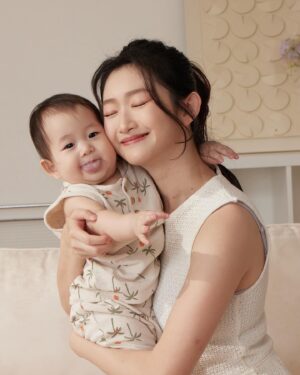 Crystal Yen Instagram - #crystalyenlife #哈嘍小楊桃🌞🍑 
最近最常講的話應該是「媽媽真的好愛好愛你♡」、「你真的太可愛了吧！」、「可以告訴我你可愛的秘訣嗎？」ꉂꉂ(ᵔᗜᵔ◍)

很多全新的感受真的要實際成為媽媽，並且陪伴、養育寶寶才會出現，最深刻的感受莫過於孩子的安全與健康，什麼都想要給他最好的，甚至可以為了他做任何事情！每次想到這就會泛淚…覺得自己還有好多好多的愛想要全部都給他( ᵒ̴̶̷᷄꒳ᵒ̴̶̷᷅ )

從小楊桃出生後真的時常內心充滿感謝，感謝生產過程一切順利，感謝新生兒篩檢一切正常，原本以為懷孕期間的總總檢查過關就已經擔心完了，才發現小楊桃出生後才是真正各種擔心的開始( ºﾛº)謝謝小楊桃總是讓我們白擔心，一直都是這麼健康快樂的孩子～

這是我的第一個母親節，謝謝你一直健健康康快快樂樂，每天充滿笑容，就是我最好的禮物₍ᐢ‥ᐢ₎ ♡

#母親節快樂