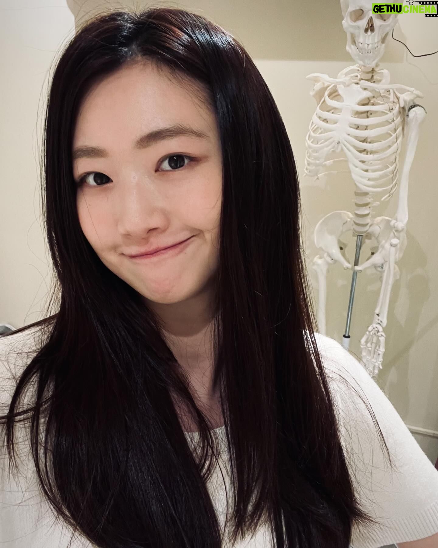 Crystal Yen - 3 Likes - #crystalyenlife
其實生小孩真的有很多學問,以前聽了半天也不懂,直到親身經歷後,突然什麼都記住了!
生產時媽媽會產生鬆弛素,讓骨盆打開,孩子可以順利經過產道,所以很多骨頭都會變鬆,我連腳都大了半號!又因為自然產的關係,骨盆也大了許多!
倫倫體學骨盆研究所有專業的物理治療師,每次去做骨盆緊縮課程,都有明顯的幫助~課前課後骨盆都縮小了好幾公分!三次療程就從平量38.3公分縮到34.2公分!超神奇~課後治療師還會耐心的教我自己在家裡可以做的運動,比較像是拉筋的緩和運動,幾個簡單的動作就可以讓自己的身材復原!在調整骨盆的這幾個月中,還一度差點出現媽媽手,也是倫倫的治療師拯救了我( ᵒ̴̶̷᷄꒳ᵒ̴̶̷᷅ )也教我如何調整抱楊桃的姿勢~超級實用!
不管是不是自然產的媽媽都會產生鬆弛素,所以千萬不要不在意!自己的體態還是要好好照顧跟維持~或是找專業的幫忙(´∀`*)
@lunluncare
#無痛喬骨盆 #產後縮骨盆 #媽媽手