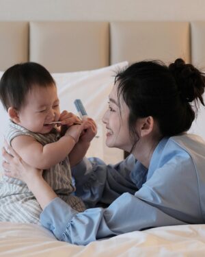 Crystal Yen Instagram - #crystalyenlife 
時間咻一下的小楊桃已經八個月了！最近看他面臨長牙的不適，像個小鯊魚一樣到處咬啊咬꒰(つ´Ⱉ`)꒱連爹地媽咪的手也不放過～

為了減緩他的不舒服，我們做了一些功課，像是把固齒器冰起來，讓他啃起來冰冰涼涼的，希望可以舒緩腫脹的牙齦，或是在做口腔清潔時幫他用紗布巾稍微按摩一下牙齦，讓他感覺舒服一點～但最近清潔口腔都像打仗一樣，一直被小鯊魚咬手！就算牙齒還沒長出來，牙齦也是很有力！咬了還是會痛(ᯅ̈ )

還好我發現一個神秘法寶！就是歐克威爾的口腔清潔棉棒( ੭˙ᗜ˙)੭再也不怕被咬手！而且方便又乾淨！畢竟還是要把手伸進去小楊桃的嘴巴裡，我以前除了洗手還會再戴上手套再用紗布巾去清潔口腔（當媽媽後潔癖很嚴重），現在直接一根口腔清潔棉棒就搞定！最讚的是每根都是滅菌的獨立包裝，連要外出都很方便攜帶～使用無毒性泡綿、無黏膠、無漂白劑，可以安心的清潔寶貝的舌苔、奶垢、按摩牙齦～我還會搭配歐克威爾的兒童護齒噴霧，他沒有添加任何有害的化學添加物、防腐劑、酒精、薄荷及三氯沙等有害化學成分，溫和不刺激超安心！獨家專利 P113 抗菌胜肽，源自人體口腔天然分泌的免疫蛋白，安全溫和，可對抗 40種細菌，能保留好菌，淘汰壞菌，守護寶寶口腔微生態⸝⸝⸝♡︎

希望小楊桃的長牙之路可以順順利利不要太不舒服！爹地媽咪會守護好你的口腔保健·͜·

@oh_care.tw 

#ohcare歐克威爾  #最溫柔的抗菌專家 #p113抗菌胜肽