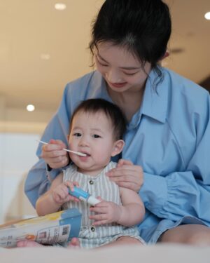 Crystal Yen Instagram - #crystalyenlife 
時間咻一下的小楊桃已經八個月了！最近看他面臨長牙的不適，像個小鯊魚一樣到處咬啊咬꒰(つ´Ⱉ`)꒱連爹地媽咪的手也不放過～

為了減緩他的不舒服，我們做了一些功課，像是把固齒器冰起來，讓他啃起來冰冰涼涼的，希望可以舒緩腫脹的牙齦，或是在做口腔清潔時幫他用紗布巾稍微按摩一下牙齦，讓他感覺舒服一點～但最近清潔口腔都像打仗一樣，一直被小鯊魚咬手！就算牙齒還沒長出來，牙齦也是很有力！咬了還是會痛(ᯅ̈ )

還好我發現一個神秘法寶！就是歐克威爾的口腔清潔棉棒( ੭˙ᗜ˙)੭再也不怕被咬手！而且方便又乾淨！畢竟還是要把手伸進去小楊桃的嘴巴裡，我以前除了洗手還會再戴上手套再用紗布巾去清潔口腔（當媽媽後潔癖很嚴重），現在直接一根口腔清潔棉棒就搞定！最讚的是每根都是滅菌的獨立包裝，連要外出都很方便攜帶～使用無毒性泡綿、無黏膠、無漂白劑，可以安心的清潔寶貝的舌苔、奶垢、按摩牙齦～我還會搭配歐克威爾的兒童護齒噴霧，他沒有添加任何有害的化學添加物、防腐劑、酒精、薄荷及三氯沙等有害化學成分，溫和不刺激超安心！獨家專利 P113 抗菌胜肽，源自人體口腔天然分泌的免疫蛋白，安全溫和，可對抗 40種細菌，能保留好菌，淘汰壞菌，守護寶寶口腔微生態⸝⸝⸝♡︎

希望小楊桃的長牙之路可以順順利利不要太不舒服！爹地媽咪會守護好你的口腔保健·͜·

@oh_care.tw 

#ohcare歐克威爾  #最溫柔的抗菌專家 #p113抗菌胜肽