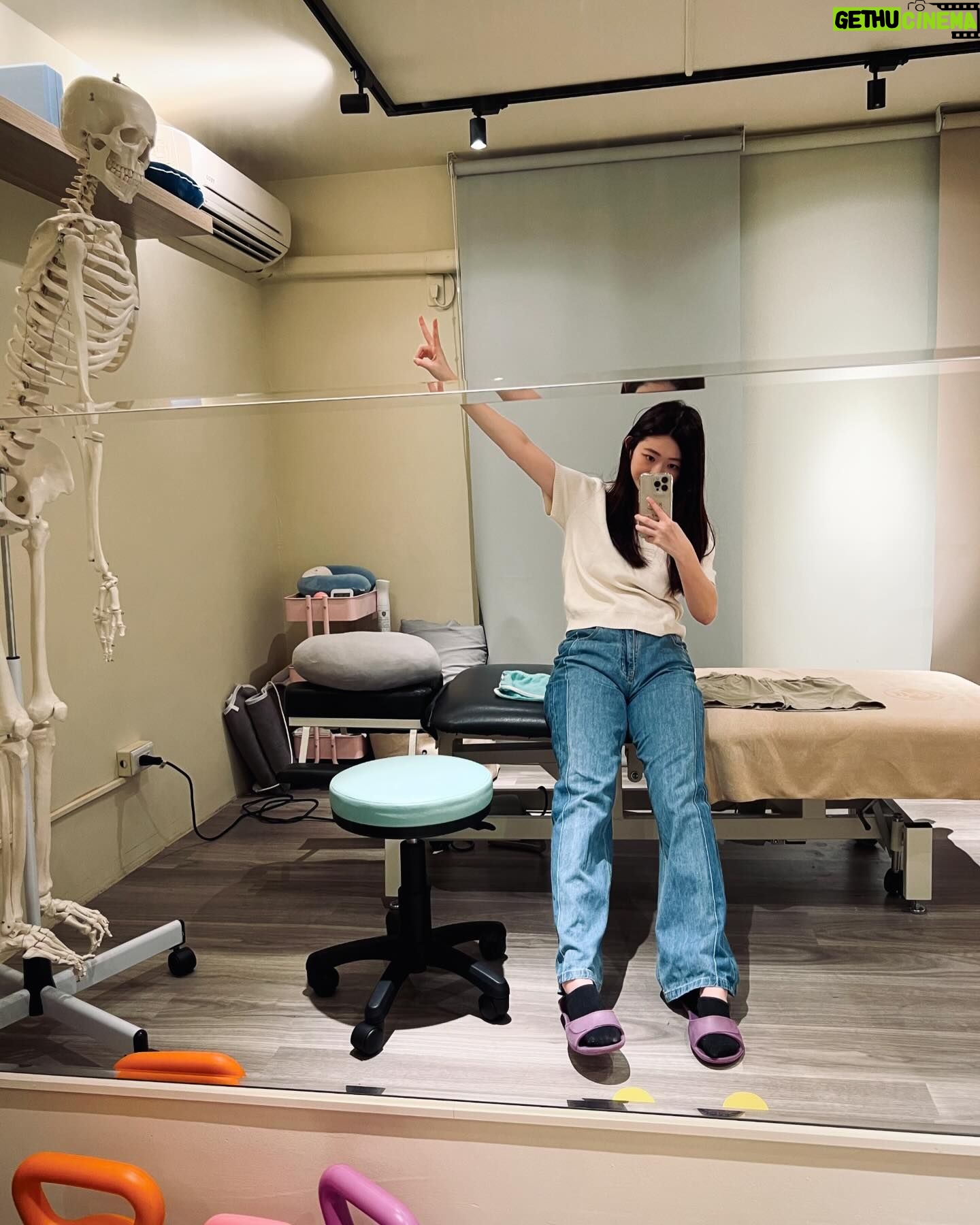 Crystal Yen - 3 Likes - #crystalyenlife
其實生小孩真的有很多學問,以前聽了半天也不懂,直到親身經歷後,突然什麼都記住了!
生產時媽媽會產生鬆弛素,讓骨盆打開,孩子可以順利經過產道,所以很多骨頭都會變鬆,我連腳都大了半號!又因為自然產的關係,骨盆也大了許多!
倫倫體學骨盆研究所有專業的物理治療師,每次去做骨盆緊縮課程,都有明顯的幫助~課前課後骨盆都縮小了好幾公分!三次療程就從平量38.3公分縮到34.2公分!超神奇~課後治療師還會耐心的教我自己在家裡可以做的運動,比較像是拉筋的緩和運動,幾個簡單的動作就可以讓自己的身材復原!在調整骨盆的這幾個月中,還一度差點出現媽媽手,也是倫倫的治療師拯救了我( ᵒ̴̶̷᷄꒳ᵒ̴̶̷᷅ )也教我如何調整抱楊桃的姿勢~超級實用!
不管是不是自然產的媽媽都會產生鬆弛素,所以千萬不要不在意!自己的體態還是要好好照顧跟維持~或是找專業的幫忙(´∀`*)
@lunluncare
#無痛喬骨盆 #產後縮骨盆 #媽媽手
