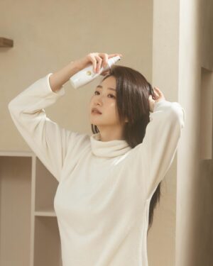 Crystal Yen Instagram - #crystalyenlife 
小時候有個甜蜜的困擾，就是我頭髮超多，加上我手小很不容易自己紮馬尾，吹頭髮還要吹很久很久，就覺得很麻煩～～但造型師都覺得頭髮多很好造型，而且又黑又亮～所以後來我就想開了，雖然是麻煩了點，但漂亮更重要阿！(´∀｀*)
 
不過這幾年因為工作，需要常常做造型，頭皮很容易因過度刺激變得不穩定。加上產後的關係，頭髮竟然開始成為我的擔憂，每次洗完頭梳子一梳，地上都有好多頭髮，看得我好心疼我自己( ᵒ̴̶̷᷄꒳ᵒ̴̶̷᷅ )所以我決定要好好保養頭皮，趕快恢復我最自豪的漂亮長頭髮～
 
我做了功課以後發現，頭髮的各種問題其實是取決於有沒有健康的頭皮，所以我用了感覺很健康天然的50惠養髮精華，有50種成份，包含人參、靈芝、冬蟲夏草、薑根、蜂王乳、銀杏、蠶絲蛋白、海藻等，可以活絡髮根、調理頭皮，有了健康的頭皮，才能長出真正健康漂亮的頭髮阿~
 
使用方式很簡單，直接對著頭皮噴4~5下，再用指腹按摩一下頭皮即可，乾濕髮都可用，很適合懶惰的我～而且涼涼的很舒服，還有淡淡的植物清香～睡前剛好放鬆心情·͜·
 
才產後四個月，現在我的頭髮已經回到比產前還要強韌健康！洗頭後吹整頭髮，也發現地上頭髮明顯變少了！！更讚的是還讓頭髮更加有光澤(´∀｀*)
 
親自使用約一個多月，我非常推薦頭髮有細軟扁塌、脆弱易斷等問題的朋友們試試看！早晚一定看得到效果喔～
 
小福利時間⸜ ෆ ⸝‍
屈臣氏官網可以輸入折扣碼：Crystal
有福利折扣.ᐟ.ᐟ (連結在限動唷～)
折價期間：1/25～3/20
 
#50惠 #養髮 #養髮精華 #日本熱銷千萬瓶 #97%消費者滿意見證