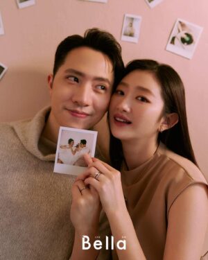 Crystal Yen Instagram - 價值觀很相近，個性卻很互補的 『我們』！
交往多年中，我們都因為對方而去做了一些脫離自己舒適圈的事。

我 面對人群的時候容易不知所措，因此盡量避免出席社交場合，幾乎都只跟熟識的朋友來往，但認識很外向的柔之後，她喜歡認識新朋友，跟著大家往外跑；2人在一起後， 我開始嘗試參與她跟她朋友們的聚會，從一開始的有些不習慣，到後來在她循循善誘下也漸入佳境。

而她對於一些需要接受挑戰的事情都會有所迴避，像她是一名跑百米的健將，但卻對長跑十分抗拒，我便會拉著她鼓勵她一起挑戰，就這樣她越來越可以突破自己～

或許就是這樣的相互成長相互陪伴，願意為對方踏出『The first step』，在我們之間才會一直有新的事情發生，便也為我們的感情保有了新鮮感。

記得拍攝當天配搭了好幾組I Primo的鑽戒與對戒，每組都有不同的故事藏在設計裡是我們很喜歡的巧思，也很巧的幾個故事都跟我們有著很深的連結。

「HATSUAKARI 初明」系列，是我們都非常喜歡又震撼的系列，
正看時像是一朵大大的日出，而倒過來是一座富士山，而剛好 富士山 對於我們來說是擁有著特別又有意義的故事。

富士山為什麼對我們來說特別又有意義呢？

常常聽說要能看到清楚的富士山很需要人品，但我們第一次去的時候沒有想太多，就直接訂了河口湖視野很好的飯店，想說山那麼大待在河口湖兩天一定看得到吧！結果第一天到商店街一片霧，什麼都看不到，我們差點不知道這裡有富士山，而又聽說一大早是最有機會看到的，睡前信誓旦旦的說隔天一早要起床看富士山，結果隔天一大早富士山只出現了五分鐘；也只有柔很有毅力的起床看了山拍了照，也因此奠定了之後，我們一定要再來看一次的計畫。

一直到去年終於有機會再去一次河口湖，看到了一片雲都沒有遮蓋的富士山時，也終於理解為什麼一生一定要看過一次富士山，壯闊的山陵線，雪白的山頂～ 

我想我們這一輩子都不會忘記，那樣的景色，感覺到世界之大，大自然的震撼，或許也因為第一次沒看到，期待已久更加深了那份感嘆，生命就是如此，每一次的不一樣才能創造驚喜，如果第一次就清清楚楚的看到或許也不會產生一樣的感受，無論如何富士山就變成我們獨特的回憶。

這次看到I Primo的系列每一個都有屬於它的故事，也都深深的打動我們，當故事有了交集，在心中就有一定的份量，就戴著他們再去尋找下個故事吧。

@iprimo_taiwan 

#婚戒 #訂婚鑽戒 #firststep