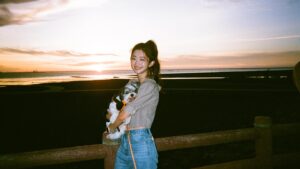 Crystal Yen Instagram - #crystalyenlife 
從小就養狗的我，因為媽媽的關係，一直對於流浪動物特別關注。從高中開始，在路上常常遇到走丟的狗狗，幫他們找回家的路，可能因為太愛狗狗所以走在路上都會跟狗對眼？！那些求助的眼神，我一定放下手邊的任務向前去…

到了大學，也曾固定週末上山到收容所，帶裡面的狗狗出來走走、洗澡、清理犬舍，但當時動物的議題還未興起，在那裡更常的是讓人無能為力的感受，每次上去都是一次對這社會期待的消耗，漸漸地就不再敢上山，不願看到更多難受的故事，只能躲起來跟著媽媽在自己能力範圍裡做對他們有幫助的事…

直到看了十二夜紀錄片，開始重燃流浪動物議題的希望，知道除了我認識的愛媽、志工們，還是有更多人也在為浪浪們盡一份心力！希望人多力量大、也智慧多的能讓這議題被更多人看到！才能受到更多的幫助～

一直很佩服在一線的救援人員、照顧者！這不僅要夠多的愛，還需要強大的身心力量！希望也想盡一份力，或是不瞭解但願意開始瞭解的你，也一起來幫助他們⸜( ˶'ᵕ'˶ )⸝

《張媽媽流浪動物之家 公益救助計畫》 
https://bit.ly/3fX0RT0

@taiwanchangmama 

#張媽媽流浪動物之家
#社團法人新北市流浪貓狗再生保護協會
#讓愛永續
#愛最大