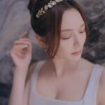 Crystal Fung Instagram – 🤍🕊️

Makeup & Hair : @kayowang 
Hair Accessary : @alexandrezouariofficial