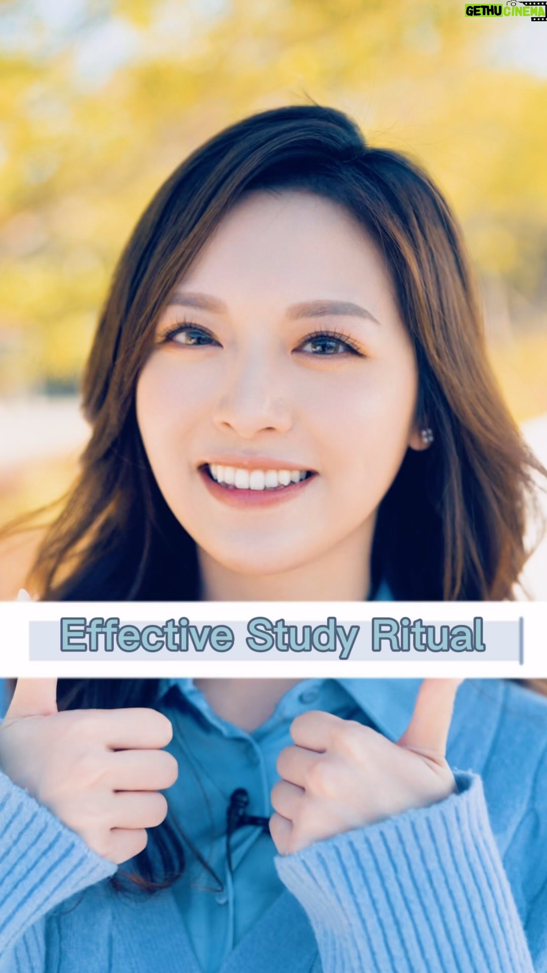 Crystal Fung Instagram - 今次關於如何利用儀式感幫助讀書 除了影片中提及過的學習儀式, 再補充一些有趣的做法和資料: 1. Fake it till you make it 《祕密》(The Secret)這本書令「吸引力法則」風靡全球。書中寫道:「找出什麼事物能夠幫助你產生現在就已經達成目標的感覺。盡你所能去產生已經擁有它的感覺,並且牢記。你為了達成它所做的每件事,都會幫你吸引它來到。相信已經得到,你就會得到。」 根據吸引力法則,在學習環境放置寫上目標Memo紙來提醒自己也不夠,可以進一步幻想自己已經實現夢想,利用這種滿足感驅使你為著目標而努力投入。 (注意:此理論未有廣泛科學研究實證,就請各位自行分析判斷。) 2. 讀書就要聽莫扎特 引用《3週提升記憶力》此書: 莫札特的曲子含有許多3500赫茲以上的高周波,高周波能夠刺激脊髓直到大腦的神經系統,提升生理機能。 此外,聆聽莫札特的曲子時,大腦會處在集中力和記憶力都往上提升的a 波狀態。 在這種狀態下讀書的話,知識就容易輸入腦裡,加上在a波狀態下想像力也會提升,與記憶力互相配合,理解力自然也會增高。 不過要留意有歌詞的歌曲與抑揚頓挫起伏太大的音樂,都會妨礙集中力。 3. 提升腦力飲綠茶 綠茶中的萃取物讓大腦認知功能變得更好,尤其是對工作記憶。更詳細原理和解釋,可以參考下列科學文獻 Schmidt, A., Hammann, F., Wölnerhanssen, B. et al. Green tea extract enhances parieto-frontal connectivity during working memory processing. Psychopharmacology 231, 3879–3888 (2014). https://doi.org/10.1007/s00213-014-3526-1 Book List: 《祕密》(The Secret) 《3週提升記憶力,讓你在職場無往不利》 下星期日再跟大家分享我的學習心得📖