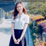 Crystal Fung Instagram - 關於時間管理： 1. 寫好To-do list的威力：《思考的法則》一書講到，其實每天的種種規劃和記在心裏的待辦事項，這些事都在無意識下佔去了你大腦大量空間。把所有必須做的事全部想清楚並寫下來，可以不必再把這些事牢牢記在心裏，從而清空腦袋，釋放出思考空間。大腦才能更清晰思考，亦能讓你馬上採取行動，做事亦更有效率。 2. 一邊跑步一邊聽Podcast：這是我建立跑步習慣的秘訣。《原子習慣》建議讓習慣更有吸引力的一種方法就是誘惑捆綁。我想要透過聆聽Podcast節目得知最新國際時事新聞，於是我將需要跑步的這個行為與其配對。從此我每次跑步就是我可以收聽podcast的時候💖 3. 早上6點起床：”Early to bed and early to rise makes a man healthy, wealthy and wise.” - Benjamin Franklin 的確比起熬夜通宵，我發現早起溫書更入腦，因為這段時間尤其清靜、絕少有人打擾（夜貓子很多，而morning person好像相對較少，至少我身邊情況如此）於是清晨學習能讓我更專注。而且早起可以讓我有更好掌控人生的感覺。早上睡到快來不及，然後在吵雜的鬧鐘聲中起床，手忙腳亂的準備出門…這會容易導致之後全日都無法完全專注其中，陷入「我今日匆忙出門，很多事都有錯漏」的自我否定狀態。 每年、每月或每星期的第一天， 都是大多數人比較可能展開行動和執行新習慣的時間點， 因為比較有充滿希望的感覺。 有希望，就有採取行動的理由。 明天星期一，不如就開始一個新習慣， 為自己人生帶來改變和鼓舞吧🙆🏼‍♀️ Book list: 《思考的法則: 打造美好習慣的100個練習》 （The Rules of Thinking） 《原子習慣：細微改變帶來巨大成就的實證法則》 （Atomic Habits: An Easy & Proven Way to Build Good Habits & Break Bad Ones）
