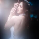 Crystal Fung Instagram - 探花於霧，如幻如真。 照片背後的故事：相機鏡頭因為室內外的溫差而起霧，意外為照片賦予了矇朧氛圍，造就了自然的柔和”濾鏡”。 人生， 總是充滿了意想不到的驚喜。 🪷 - - - - - - - Makeup & Hair : @kayowang Gown : @elysianbridal Accessories : @pamycarie