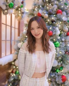 Crystal Fung Instagram - 20231226 Happy Boxing Day💝 Makeup & Hair : @kayowang Outfit : @pamycarie