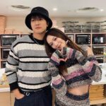 Crystal Fung Instagram – 故事從來沒有完美的，有很多人問:「為何阿man沒有跟夏莉一起？」答案沒有誰的錯，大概是時機、命運的安排。

但故事總有兩面，我們嘗試轉一轉時空，讓阿man型一次，感受到被愛。

#妳不是她
#不同時空的夏莉
#不用可憐阿man
#要繼續欣賞夏莉
#黎緊盈盈首次執導
#短片

#wtf_moment