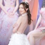 Crystal Fung Instagram - 20230827 #2023MissHongKong 昨晚看到師妹們在舞台上展現的勇氣和熱情，我為她們感到驕傲和鼓舞。 恭喜得獎者，你們的努力得到了回報。 也恭喜其他佳麗，你們得到了珍貴的經驗和成長的機會。 「人並非生來了解人生的，而是體會人生的。」 所有的成功、所有的失敗，都是讓我們更深體驗人生。 期待你們未來的路上更加燦爛。 🎆 - - - - - - - Makeup & Hair : @kayowang Gown : @elysianbridal Accessories : @pamycarie