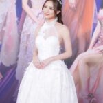 Crystal Fung Instagram - 20230827 #2023MissHongKong 昨晚看到師妹們在舞台上展現的勇氣和熱情，我為她們感到驕傲和鼓舞。 恭喜得獎者，你們的努力得到了回報。 也恭喜其他佳麗，你們得到了珍貴的經驗和成長的機會。 「人並非生來了解人生的，而是體會人生的。」 所有的成功、所有的失敗，都是讓我們更深體驗人生。 期待你們未來的路上更加燦爛。 🎆 - - - - - - - Makeup & Hair : @kayowang Gown : @elysianbridal Accessories : @pamycarie