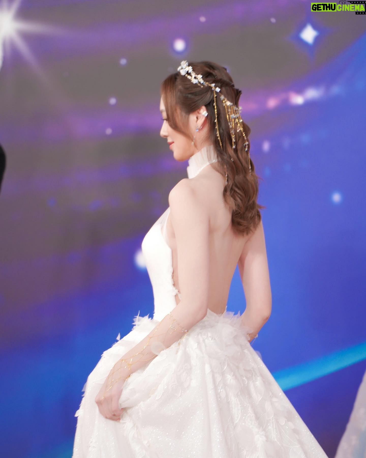 Crystal Fung Instagram - 20230827 #2023MissHongKong 昨晚看到師妹們在舞台上展現的勇氣和熱情,我為她們感到驕傲和鼓舞。 恭喜得獎者,你們的努力得到了回報。 也恭喜其他佳麗,你們得到了珍貴的經驗和成長的機會。 「人並非生來了解人生的,而是體會人生的。」 所有的成功、所有的失敗,都是讓我們更深體驗人生。 期待你們未來的路上更加燦爛。 🎆 - - - - - - - Makeup & Hair : @kayowang Gown : @elysianbridal Accessories : @pamycarie