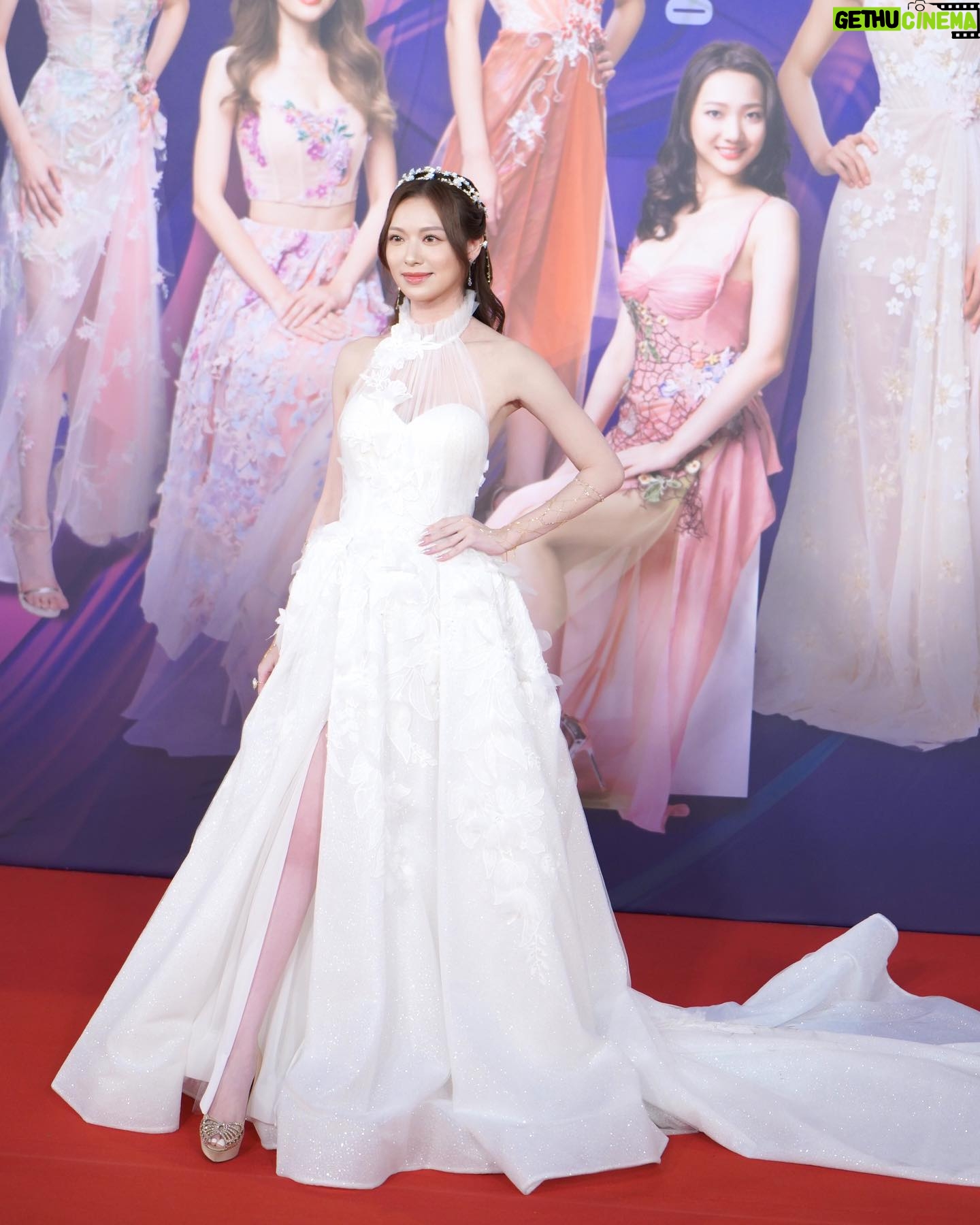 Crystal Fung Instagram - 20230827 #2023MissHongKong 昨晚看到師妹們在舞台上展現的勇氣和熱情,我為她們感到驕傲和鼓舞。 恭喜得獎者,你們的努力得到了回報。 也恭喜其他佳麗,你們得到了珍貴的經驗和成長的機會。 「人並非生來了解人生的,而是體會人生的。」 所有的成功、所有的失敗,都是讓我們更深體驗人生。 期待你們未來的路上更加燦爛。 🎆 - - - - - - - Makeup & Hair : @kayowang Gown : @elysianbridal Accessories : @pamycarie