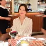 Crystal Fung Instagram - 幸福，是心裡有愛，眼裡有光 和嘴裡的蛋糕🍰😂 🙂Without Cake 🆚 With Cake😍 祝大家七夕快樂，甜甜蜜蜜💖 📸: @queeniee.z 有位拍照技術高超 又會陪我撐枱腳的同學 也是種幸福☺️