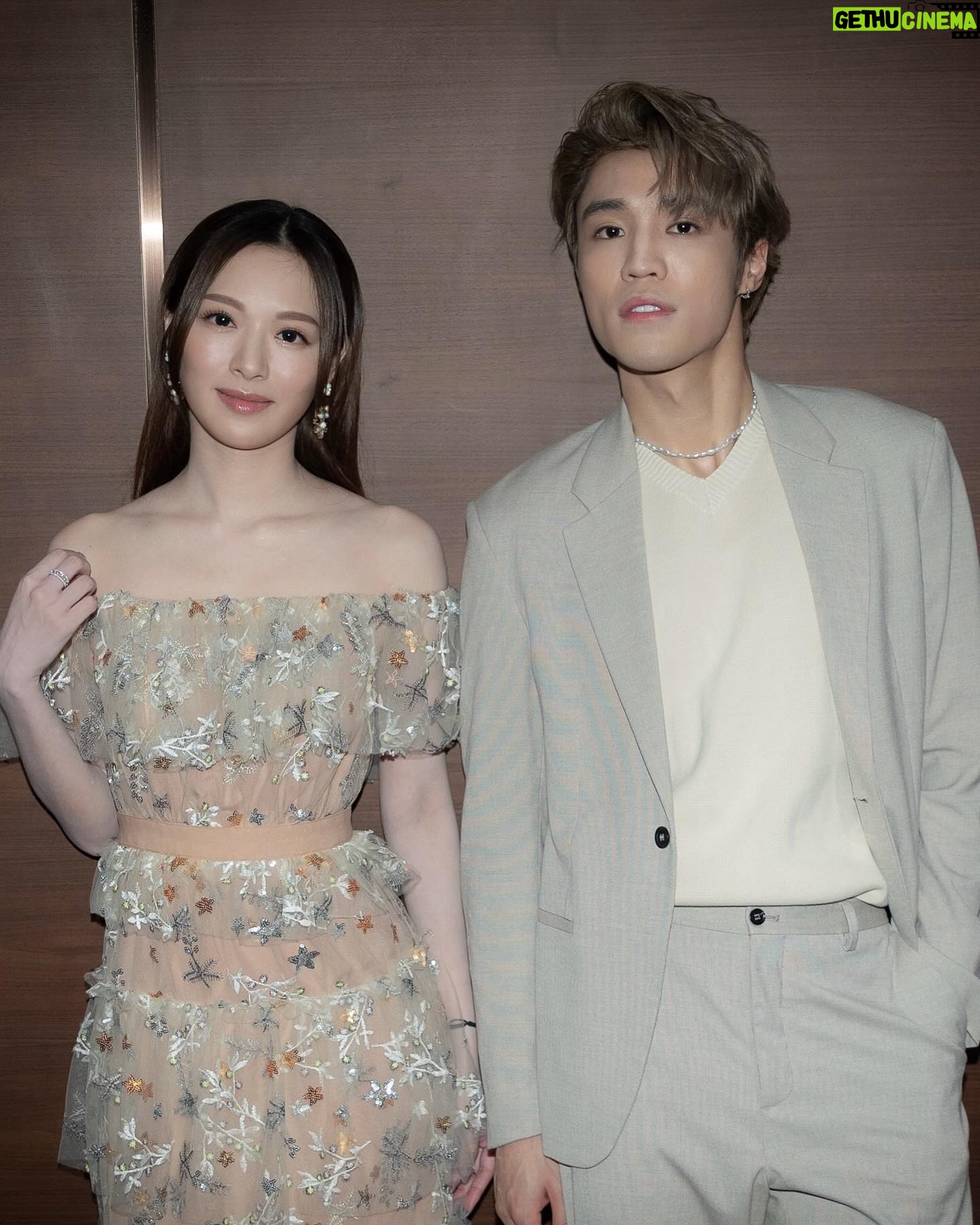 Crystal Fung - 16K Likes - When we meet again
感恩我初次登台獻唱有丁丁老師carry🥹👍🏻
亦多謝大家喜歡我們這個配搭
期待下次再合體❤️
#林信 #夏莉
Makeup & Hair : @kayowang
Wardrobe : @pretadress @mrselfportrait
Photo by @jing1012 🫶🏻