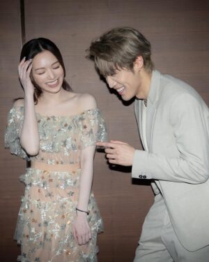 Crystal Fung Instagram - When we meet again 

感恩我初次登台獻唱有丁丁老師carry🥹👍🏻
亦多謝大家喜歡我們這個配搭
期待下次再合體❤️
#林信 #夏莉 

Makeup & Hair : @kayowang 
Wardrobe : @pretadress @mrselfportrait 
Photo by @jing1012 🫶🏻