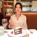 Crystal Fung Instagram - 幸福，是心裡有愛，眼裡有光 和嘴裡的蛋糕🍰😂 🙂Without Cake 🆚 With Cake😍 祝大家七夕快樂，甜甜蜜蜜💖 📸: @queeniee.z 有位拍照技術高超 又會陪我撐枱腳的同學 也是種幸福☺️