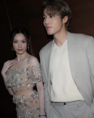Crystal Fung Instagram - When we meet again 

感恩我初次登台獻唱有丁丁老師carry🥹👍🏻
亦多謝大家喜歡我們這個配搭
期待下次再合體❤️
#林信 #夏莉 

Makeup & Hair : @kayowang 
Wardrobe : @pretadress @mrselfportrait 
Photo by @jing1012 🫶🏻