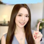 Crystal Fung Instagram - 劉墉的《把話說到心窩裏》寫了一個故事： 「不得了！李太太！」 趙太太上氣不接下氣地衝進李家、衝進廚房： 「李太太！妳家小毛在巷口玩，一輛砂石車開過來，緊急煞車，妳家小毛就倒在車前面… 「啊！」李太太手裡的菜刀，噹的一聲掉在地上，臉色蒼白，突然腳一軟，頹然倒下。 「李太太！」趙太太過去搖，沒反應，趕緊大聲喊：「要命了！李太太心臟病發了。」 救護車一下就到了，把李太太抬上車，趙太太也坐在旁邊，拉著李太太的手，不斷地喊： 「李太太！妳可別死，妳聽我說完啊，我是說你家小毛倒在地上，大家衝過去看，見他自己又站起來了，一點沒傷，眞是走運哪！可是…」 趙太太哭了起來：「妳怎麽不聽我說完呢？妳家小毛正和我家大寶在我家玩呢！」 說話，最大的藝術就在同一句話，你怎麼說。 哪件事先說，哪件事後說。 尤其重要的是，你要知道如何抓住「要點」，要直指人心、要乾脆。 如果我們在開會的時候，大家都能抓住重點，不是會省下許多寶貴的時間嗎？ 説話的順序，可以是「技巧」，也可以是「藝術」。 今次談的是技巧，下一次再討論說話藝術的領域😊
