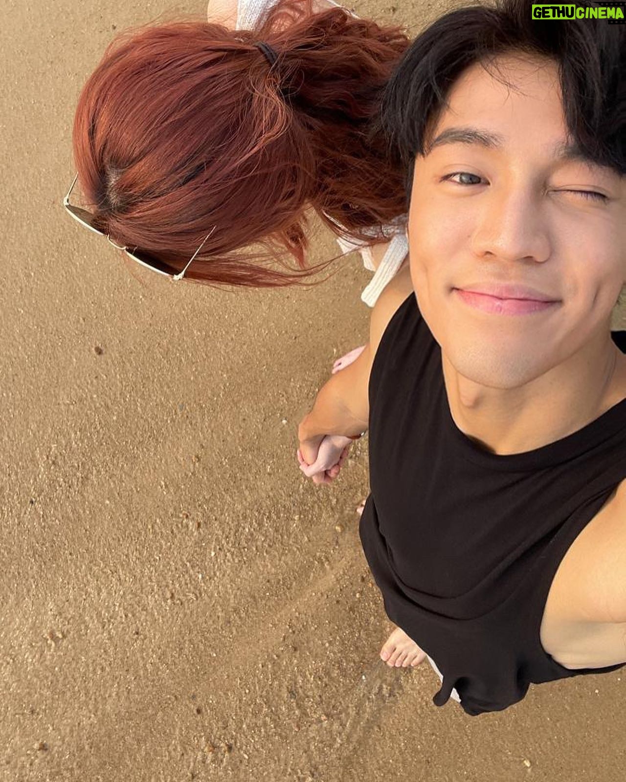 Crystal Fung Instagram - 我們 祝你一個溫暖甜蜜的節日 #妳不是她