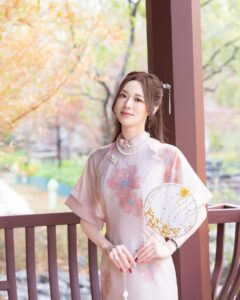 Crystal Fung Instagram - 20240210 大年初一 祝各位2024 有龍則靈 龍行龘龘 前程朤朤 生活鱻鱻 事業駸駸 🐉 Makeup & Hair : @kayowang