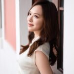 Crystal Fung Instagram – 20240209
今天除夕要好好珍惜。
因為要等到2030年才再有農歷大年三十🍊

在農曆的傳統裡，每年的最後一天通常被稱為「年三十」，這是家人團聚、共進年夜飯的重要時刻。然而，由於農曆是依據朔望月的周期來定月份的長短，而一個月的平均天數為29.53天，所以農曆的月份長度會交替出現29天或30天。這就導致在未來5年不會有「年三十」，僅有「年廿九」作為全年的最後一天。

但無論未來年份如何變化，我們都將一如既往地
慶祝新的開始，感謝過去的一年，期待未來的一年。

祝大家除夕夜團團圓圓🏮新春快樂🧧

Makeup & Hair : @kayowang