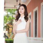 Crystal Fung Instagram - 20240209 今天除夕要好好珍惜。 因為要等到2030年才再有農歷大年三十🍊 在農曆的傳統裡，每年的最後一天通常被稱為「年三十」，這是家人團聚、共進年夜飯的重要時刻。然而，由於農曆是依據朔望月的周期來定月份的長短，而一個月的平均天數為29.53天，所以農曆的月份長度會交替出現29天或30天。這就導致在未來5年不會有「年三十」，僅有「年廿九」作為全年的最後一天。 但無論未來年份如何變化，我們都將一如既往地 慶祝新的開始，感謝過去的一年，期待未來的一年。 祝大家除夕夜團團圓圓🏮新春快樂🧧 Makeup & Hair : @kayowang