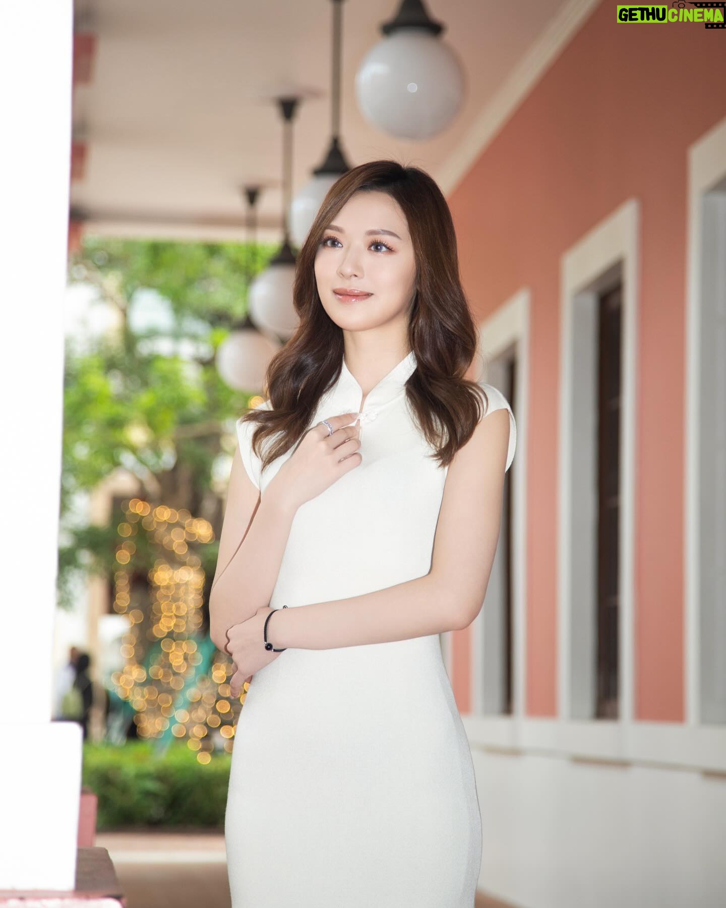 Crystal Fung Instagram - 20240209 今天除夕要好好珍惜。 因為要等到2030年才再有農歷大年三十🍊 在農曆的傳統裡,每年的最後一天通常被稱為「年三十」,這是家人團聚、共進年夜飯的重要時刻。然而,由於農曆是依據朔望月的周期來定月份的長短,而一個月的平均天數為29.53天,所以農曆的月份長度會交替出現29天或30天。這就導致在未來5年不會有「年三十」,僅有「年廿九」作為全年的最後一天。 但無論未來年份如何變化,我們都將一如既往地 慶祝新的開始,感謝過去的一年,期待未來的一年。 祝大家除夕夜團團圓圓🏮新春快樂🧧 Makeup & Hair : @kayowang