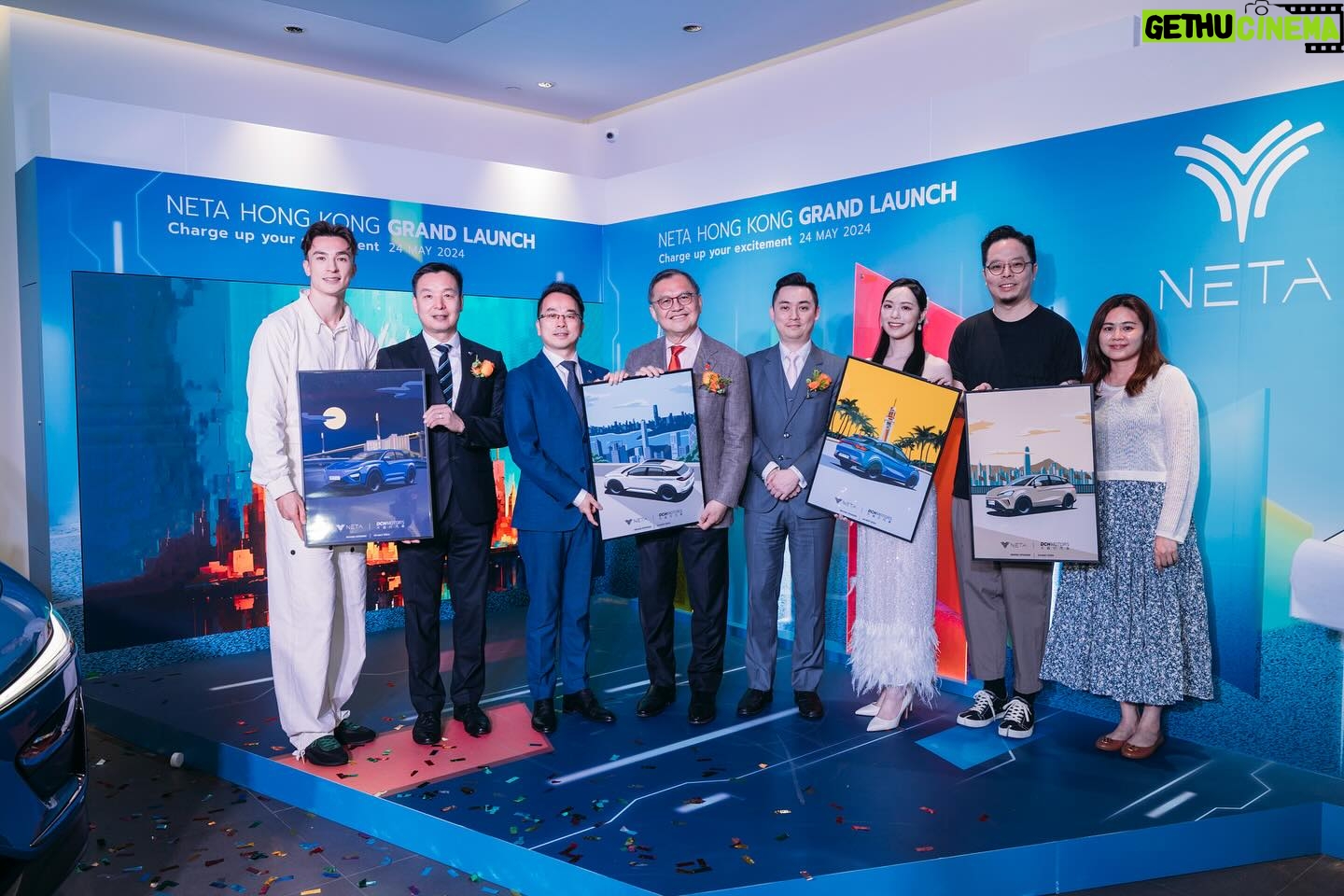 Crystal Fung Instagram - 恭喜「NETA Hong Kong 全新旗艦陳列室」正式開幕! 好榮幸參與高科技新能源汽車NETA 同大昌行汽車的開幕典禮 車一直對我來説都是生活必需品, 每次一個人開車,都係我放鬆的 Me Time。 而 NETA 電車更是一步到位的選擇,既環保又舒適。 #NETA X —— 代表未知,未來,科技 冰川藍顔色同車身線條更令我著迷。 NETA X 首展價錢喺一換一計劃下只係 $229,800起 NETA AYA 價錢更心動,$160,377起 一起探索 NETA 全新旗艦陳列室,感受其科技創新魅力。 而NETA 將會係6月1日及2日將全新型號帶到 「NETA - Electrifying the Way Forward」大埔超級城車展,令更多人可以零距離一睹其真身 #NETAHongKong #DCHMotors #IWillMakeIt @netahongkong