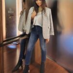 Crystal Kay Instagram – カジュアルシンプルでもこのラメツイードジャケットがアクセサリーになってくれるの😊
今日はシルクキャミトップスにボトムスはデニム✅

ナイスシルエットでとても履き心地がいい上品なスリムデニムです🥺

@bananarepublic_jp
#pr #TheBRLook #バナナリパブリック #バナリパ #ラメツイード #ホリデースタイル