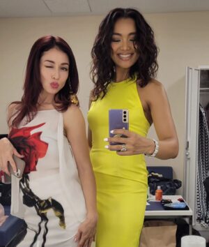 Crystal Kay Instagram - FNS鬼レンチャン歌謡祭見てくれてありがとう‼️
やはり中高大学一緒の親友@benibooo と出れる、楽屋も一緒ってどんだけ最高にありがたいことか😂💙シェネルと３人で始めて歌えたし、とーーーても楽しかったです🥰レジェンドがたくさんでている中、キンタローさんいや、アンジーと写真撮れたのめっちゃ嬉しかったですｗ🙋🏾‍♀️🙋🏾‍♀️🙋🏾‍♀️
