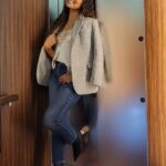 Crystal Kay Instagram – カジュアルシンプルでもこのラメツイードジャケットがアクセサリーになってくれるの😊
今日はシルクキャミトップスにボトムスはデニム✅

ナイスシルエットでとても履き心地がいい上品なスリムデニムです🥺

@bananarepublic_jp
#pr #TheBRLook #バナナリパブリック #バナリパ #ラメツイード #ホリデースタイル