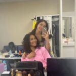 Crystal Kay Instagram - FNS鬼レンチャン歌謡祭見てくれてありがとう‼️ やはり中高大学一緒の親友@benibooo と出れる、楽屋も一緒ってどんだけ最高にありがたいことか😂💙シェネルと３人で始めて歌えたし、とーーーても楽しかったです🥰レジェンドがたくさんでている中、キンタローさんいや、アンジーと写真撮れたのめっちゃ嬉しかったですｗ🙋🏾‍♀️🙋🏾‍♀️🙋🏾‍♀️