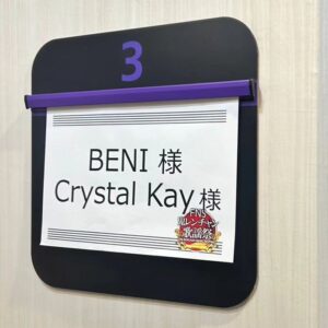 Crystal Kay Instagram - FNS鬼レンチャン歌謡祭見てくれてありがとう‼️
やはり中高大学一緒の親友@benibooo と出れる、楽屋も一緒ってどんだけ最高にありがたいことか😂💙シェネルと３人で始めて歌えたし、とーーーても楽しかったです🥰レジェンドがたくさんでている中、キンタローさんいや、アンジーと写真撮れたのめっちゃ嬉しかったですｗ🙋🏾‍♀️🙋🏾‍♀️🙋🏾‍♀️