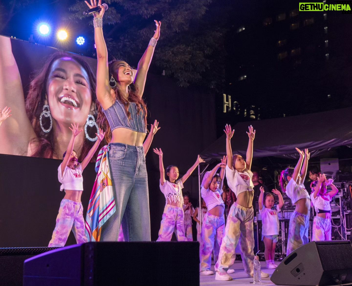 Crystal Kay Instagram - ハマフェス165💙今年も忘れられないステージとなりました✨横浜は相変わらず最高でした👏🏾👏🏾👏🏾最高なオーディエンス、ヴァイブス、ダンシングでした✨一緒にロックしてくれてありがとう‼️そしてオーディションで勝ち抜いてきたダンサーズ、キッズダンサーズもほんとによく頑張ってくれました👏🏾最高にかっこよかったよ!!ありがとう‼️こんなにも大人数にも関わらず全てやっちゃう @nazuki_08 ほんとにありがとう🫂一人ひとりの思いが詰まったステージで一緒にパフォーマンスしていてとてもパワーを感じました🔥 すべての人に感謝です✨ 来年もあのステージでみんなに会えるのを楽しみにしています🙋🏾♀️ 📸 @daikinakamuraphotography Fit: @marcjacobs