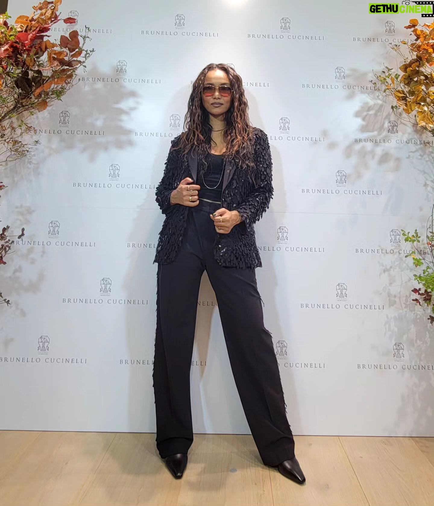 Crystal Kay Instagram - 昨日は@brunellocucinelli_brand のイベントでヤバメなブルネロ・クチネリスーツを着てパフォーマンスさせていただきました🎉新しいフレグランスも素敵!あまりにもこのルックが好きだったので、店内にあったかっこいいクチネリサングラスもかけてパシャリ。皆さんも一緒に踊って歌って楽しんでくれてありがとうございました🫰🫰🫰 Thankyou for letting me perform ❤️