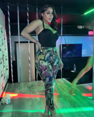 Crystal The Doll Instagram - Look at me now 😜

Shop @swankaposh 😘