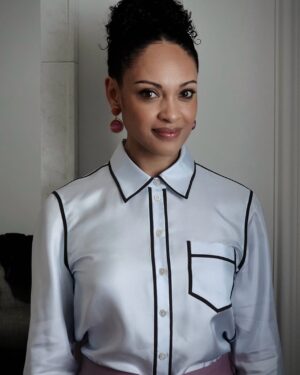 Cynthia Addai-Robinson Instagram - I’m baaaaack😅
💇🏽‍♀️: @deborahlola 
💄: @kennethsohmakeup 
👗: @mirandaalmond 
Blouse & pants: @toryburch 
Jewelry: @edbladofficial 
Shoes: @jimmychoo 
📸: @kennethsohmakeup