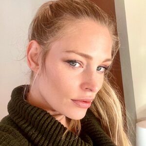Cynthia Kirchner Instagram - FUN CYNTHIA FACT: My eyes change color with my clothes…this green turtle neck definitely turned my eyes evergreen. #TurtleNeckSelfies