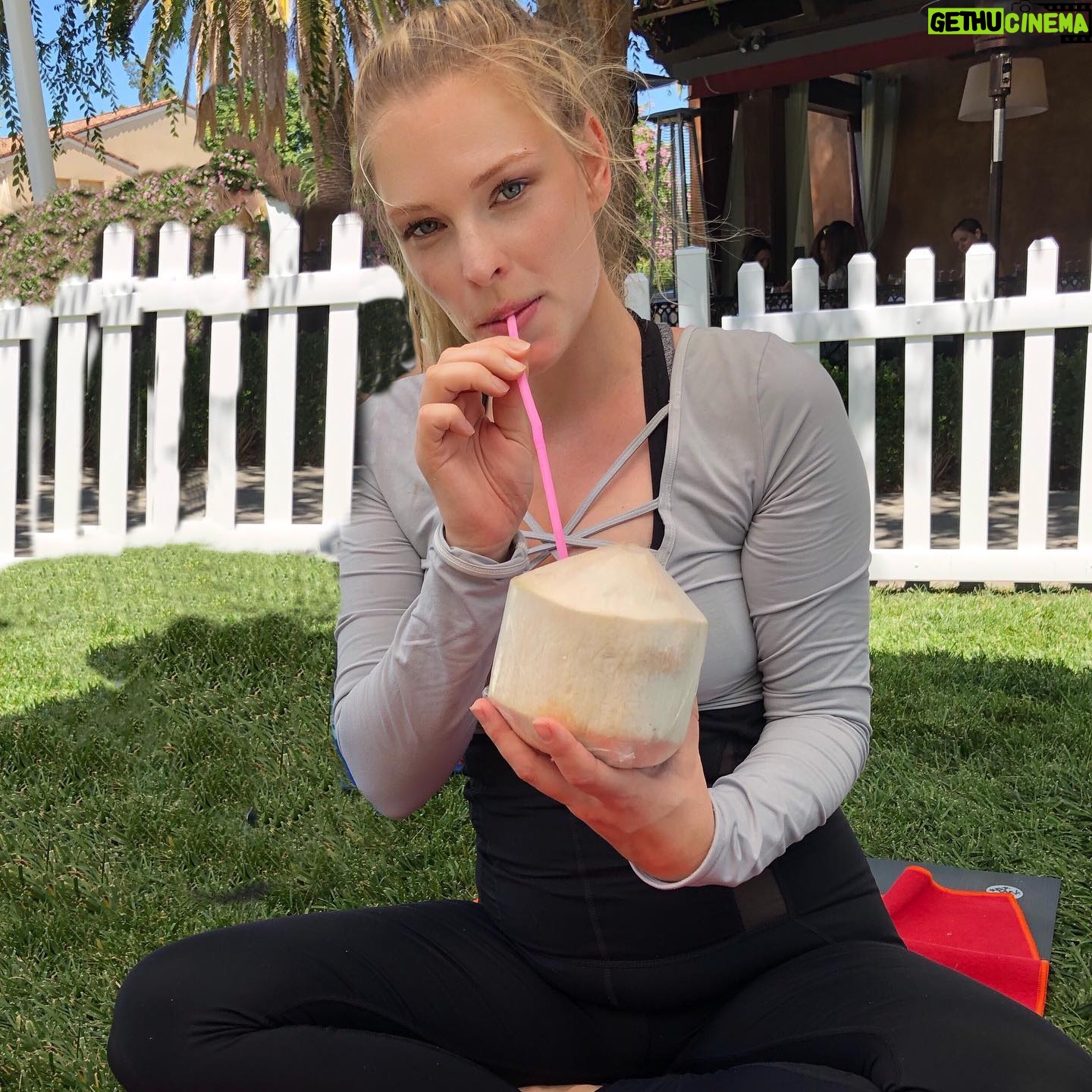 Cynthia Kirchner - 2K Likes - Goat Yoga🧘♀️🐐 @yogoatla #YoGoatLa