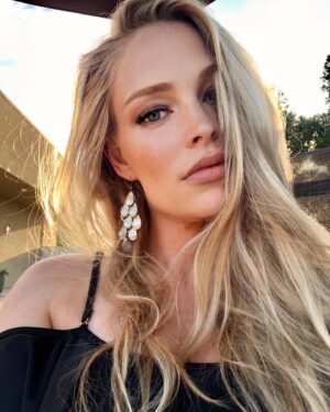 Cynthia Kirchner Instagram - Happy Monday...💋